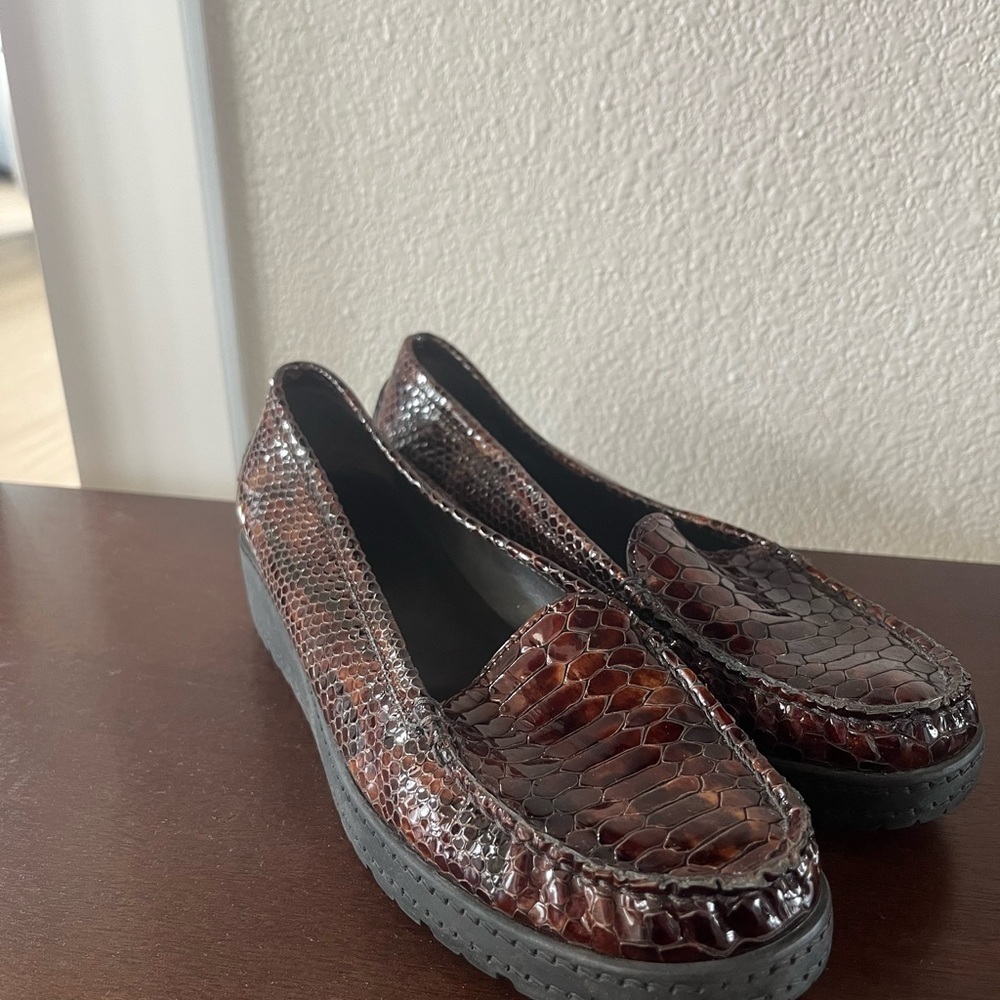 ** Stuart Weitzman Brown Loafers Snake Croc animal slip on Leather Size 7